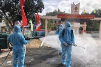 Lực lượng quân đội thuộc Tiểu đoàn Hoá học số 21, Quân đoàn 3 tiến hành phun dung dịch khử khuẩn tại thị xã Ayun Pa và Ia Pa. (Ảnh: Quang Thái/TTXVN).