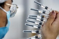 Một nhân viên kiểm tra chất lượng vắc xin Covid-19 của công ty Sinovac. (Ảnh: Reuters).