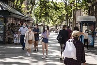 Người dân đeo khẩu trang phòng lây nhiễm COVID-19 tại Tây Ban Nha. (Ảnh: THX/TTXVN).