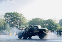 Bộ Tư lệnh Quân đoàn 4 ra quân phun khử khuẩn, làm sạch khuôn viên Trường Đại học Thủ Dầu Một. (Ảnh: TTXVN).