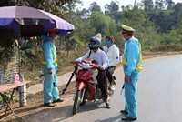 Lực lượng chức năng thuộc tổ chốt kiểm soát tại Km30 tuyến Quốc lộ 279 đang thực hiện truy vết, nhận diện các trường hợp F1, F2, F3. (Ảnh: Xuân Tiến/TTXVN).