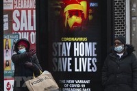 Bảng khuyến cáo người dân nên ở trong nhà để phòng lây nhiễm COVID-19 tại bến xe buýt ở London, Anh, ngày 10/1/2021. (Ảnh: THX/TTXVN).