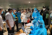 Nhân viên y tế làm thủ tục lấy mẫu xét nghiệm cho người làm việc tại sân bay Tân Sơn Nhất, ngày 6/2. (Ảnh: TTXVN phát).