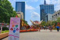Khách tham quan đường hoa Nguyễn Huệ tuân thủ nghiêm thông điệp 5K