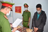 Cơ quan CSĐT Công an tỉnh Quảng Nam tống đạt các quyết định khởi tố và bắt tạm giam Nguyễn Duy Hoàng. (Ảnh: Công an tỉnh Quảng Nam).