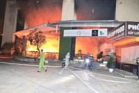 Lực lượng chức năng nỗ lực khống chế đám cháy. (Ảnh: Nguyễn Thắng/TTXVN).