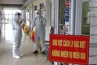 Ngày 30 Tết, các bác sỹ làm việc tại khu vực cách ly đặc biệt ở Quảng Ninh. (Nguồn: TTXVN phát).