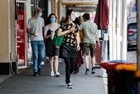 Người dân bang Victoria bắt buộc phải đeo khẩu trang trong 5 ngày phong tỏa. (Nguồn: ABC News).