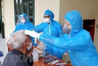 Lấy mẫu xét nghiệm của người dân. (Ảnh: Đinh Tuấn/TTXVN).