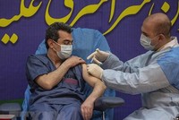 Nhân viên y tế tại thủ đô Tehran được tiêm vắcxin. (Ảnh: THX/TTXVN).