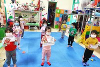 Các cháu mầm non Bạch Đằng nhận mừng tuổi trong khu cách ly.