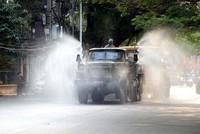 Hình ảnh phun khử trùng trên các tuyến phố của thành phố Hải Phòng hôm 29/1. (Ảnh: Hoàng Ngọc/TTXVN).