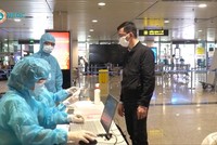 Khai báo y tế lấy mẫu ngẫu nhiên hành khách từ 3 sân bay quốc nội.