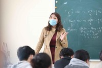 Học sinh, giáo viên Hà Nội đeo khẩu trang lên lớp để phòng, chống dịch COVID-19. (Ảnh: TTXVN).