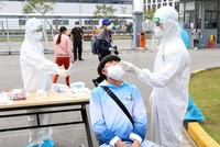 Lấy mẫu xét nghiệm cho công nhân Công ty Best Pacific thuộc Khu công nghiệp Lương Điền - Cẩm Điền, huyện Cẩm Giàng. (Ảnh: Mạnh Tú/TTXVN).