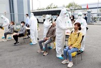 Lấy mẫu xét nghiệm cho công nhân Công ty Best Pacific thuộc Khu công nghiệp Lương Điền - Cẩm Điền, huyện Cẩm Giàng. (Ảnh: Mạnh Tú/TTXVN).