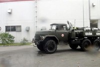 Lực lượng chức năng phun khử khuẩn tại Cẩm Giàng. (Ảnh: TTXVN phát).