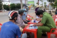 Công an thành phố Bạc Liêu tăng cường kiểm tra, xử lý nghiêm những trường hợp không đeo khẩu trang nơi công cộng.