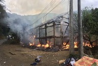 Ngôi nhà sàn 3 gian bị cháy rụi làm đường cáp viễn thông phục vụ các xã phía tây huyện Văn Bàn bị dừng hoạt động (Ảnh Đài TTTH huyện Văn Bàn).