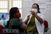 Nhân viên y tế tiêm vắcxin phòng COVID-19 cho người dân tại Bangalore, Ấn Độ. (Ảnh: THX/TTXVN).