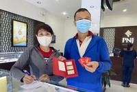 Những vị khách đầu tiên mua vàng ngày Thần Tài tại hệ thống PNJ