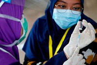 Các nhân viên y tế được tiêm ngừa COVID-19 tại Jakarta, Indonesia, ngày 27-1.( Ảnh: REUTERS).