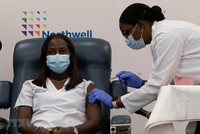 Nhân viên y tế tiêm vắcxin phòng COVID-19 cho người dân tại New York, Mỹ. (Ảnh: AFP/TTXVN).