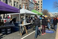 Người dân đeo khẩu trang phòng lây nhiễm COVID-19 tại một khu chợ ở Washington, DC, Mỹ, ngày 21/2/2021. (Ảnh: AFP/TTXVN).