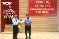 Ông Đặng Ngọc Huy, Phó Bí thư Thường trực Tỉnh ủy Quảng Ngãi (phải) trao Quyết định chuẩn y chức danh Bí thư Huyện ủy Lý Sơn Khóa VII, nhiệm kỳ 2020-2025 đối với ông Nguyễn Quốc Việt.