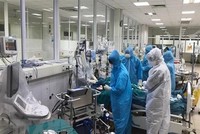 Tích cực điều trị cho một ca bệnh COVID-19. (Ảnh: TTXVN phát).