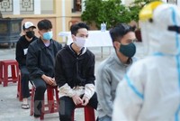 Thanh niên nhập ngũ đến xét nghiệm phải thực hiện đúng nguyên tắc 5K của Bộ Y tế. (Ảnh: Văn Dũng/TTXVN).