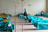 Bệnh nhân Covid-19 ở Italy. Ảnh: Rex.