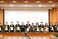 Chủ tịch UBND Thành phố Chu Ngọc Anh trao các quyết định bổ nhiệm - Ảnh: VGP.