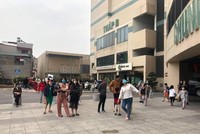 Người dân bồng bế con nhỏ tháo chạy xuống tầng 1 chung cư.