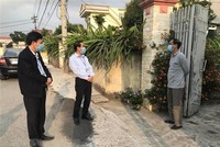 Cán bộ tuyên truyền phòng dịch tại xóm 7 thôn Ngọc Hòa, xã Vĩnh Hòa, Ninh Giang, Hải Dương. (Ảnh: Tiến Vĩnh/TTXVN).