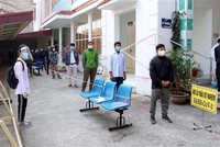 Xếp hàng lấy mẫu xét nghiệm COVID-19 tại Hải Dương. (Ảnh: Mạnh Tú/TTXVN).