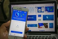 Ứng dụng Bluezone được đông đảo người Việt Nam sử dụng. (Ảnh: Minh Sơn/Vietnam+).