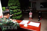 Lực lượng chức năng làm việc với các đối tượng bị bắt giữ khi nhập cảnh trái phép vào Việt Nam. (Ảnh: Hồng Ánh/TTXVN phát).