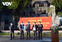 Bí thư Tỉnh ủy và Chủ tịch UBND tỉnh Hải Dương trao quyết định gỡ bỏ phong tỏa đối với TP Chí Linh.