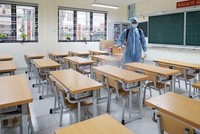 Phun khử khuẩn trường học đón học sinh trở lại. (Ảnh minh họa: Thanh Tùng/TTXVN).