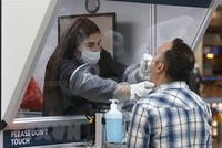 Nhân viên y tế lấy mẫu xét nghiệm COVID-19 cho hành khách tại sân bay quốc tế Ben Gurion ở Lod, Israel. (Ảnh: AFP/TTXVN).