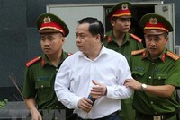 Cảnh sát dẫn giải bị cáo bị cáo Phan Văn Anh Vũ (sinh năm 1975, Chủ tịch Hội đồng quản trị Công ty cổ phần Xây dựng 79, Công ty cổ phần Bắc Nam 79) về trại giam. (Ảnh: Doãn Tấn/TTXVN).