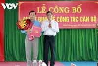 Ông Đồng Văn Thanh- Phó Bí thư Tỉnh ủy, Chủ tịch UBND tỉnh Hậu Giang trao Quyết định cho ông Lê Công Khanh.