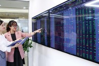 Cổ phiếu vẫn là kênh đầu tư hấp dẫn so với các kênh khác.