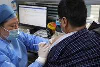 Tiêm vắcxin ngừa COVID-19. (Nguồn: AFP).