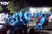 Lấy mẫu bệnh phẩm các công dân nhập cảnh.