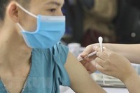 Nhân viên y tế tham gia trực tiếp công tác phòng chống dịch COVID-19 được tiêm vaccine phòng COVID-19. Ảnh minh họa. (Ảnh: Minh Quyết/TTXVN).