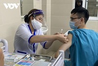 BS. Trần Đức Thành, Khoa Chấn thương chỉnh hình, Bệnh viện Thanh Nhàn tiêm vaccine COVID-19.