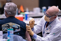Tiêm vaccine ngừa COVID-19 cho người dân tại Seattle, bang Washington, Mỹ. Ảnh: AFP/TTXVN.