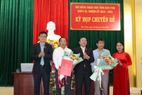 Ông Nguyễn Ngọc Sâm (thứ hai từ phải qua) được bầu làm Phó Chủ tịch UBND tỉnh Kon Tum.